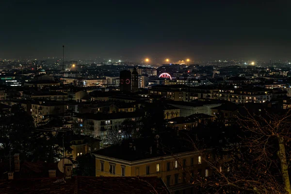 Vista noturna de Bérgamo vista de Citt =Alta — Fotografia de Stock