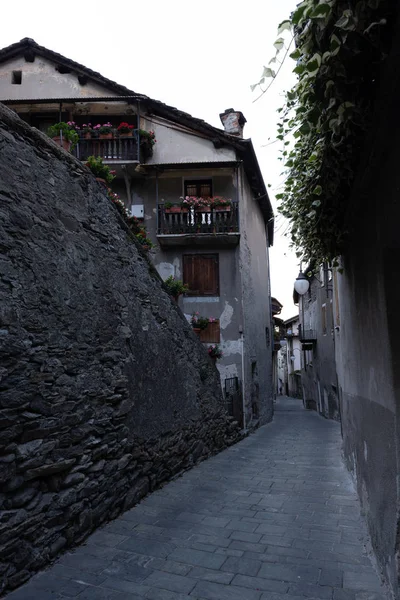 Callejón en el pueblo de montaña en Bard, imagen vertical —  Fotos de Stock