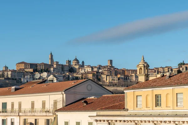 Bergamo Alta manzarası ve aşağı şehrin çatıları