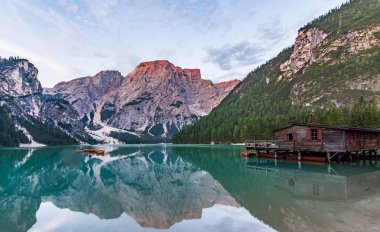 Dolomitlerle Braies Gölü Panoraması