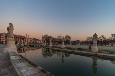 Prato della Valle, Padua şehrinde Memmia i ile birlikte.