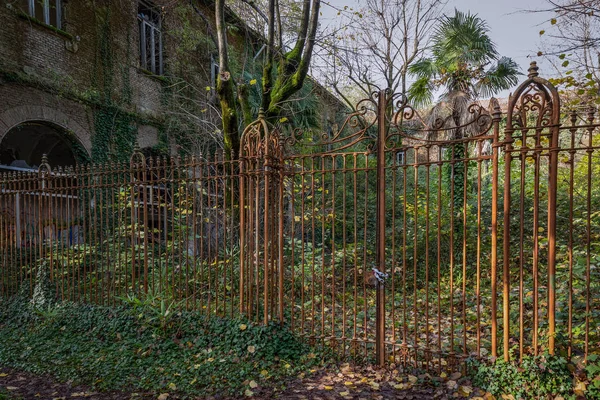 Stary zardzewiały barierka opuszczony dom wariatów — Zdjęcie stockowe