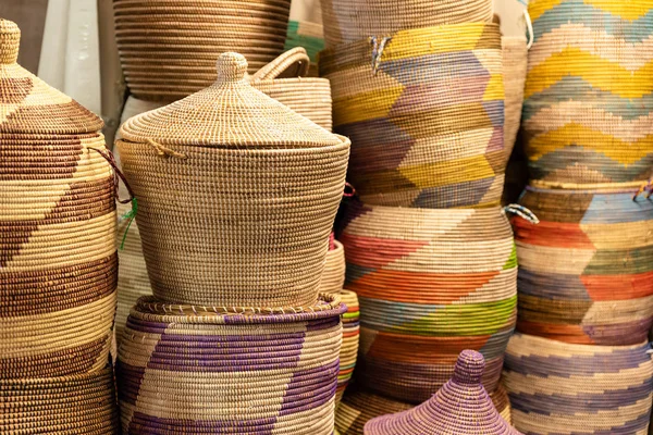 Grands Paniers Colorés Faits Main Sur Marché Africain Image Horizontale — Photo