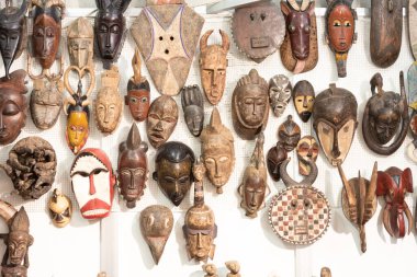 Bir pazarda indirimde olan süslü Afrika maskeleri.