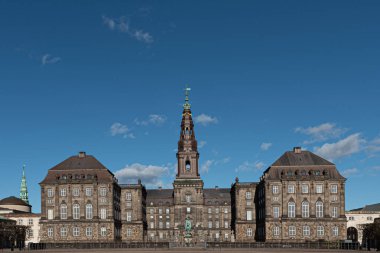 Kopenhag, Danimarka 'daki Christiansborg Sarayı. Güneşli bir günde mavi gökyüzünün altında Danimarka kraliyetinin harika binası.