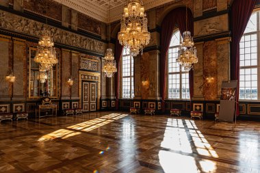 Kopenhag, Danimarka 'daki Christiansborg Sarayı' ndaki kraliyet binaları. Antik mobilyaları olan imparatorluk odası.