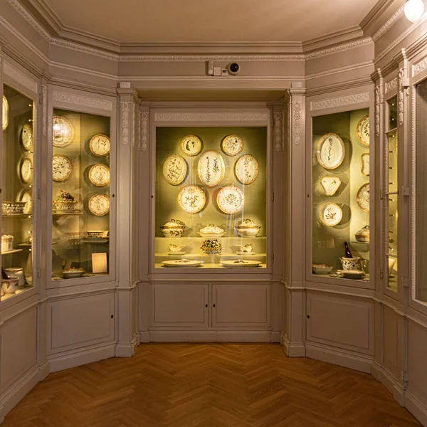 Kopenhag Danimarka 'daki Christiansborg Sarayı' ndaki kraliyet sarayının içleri. Klasik kraliyet sofra takımı detayları.