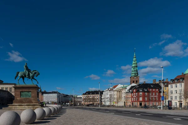 Vista Desde Christiansborg Slotsplads Izquierda Estatua Federico Derecha Fondo Torre — Foto de Stock