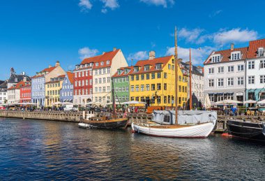 Danimarka 'nın Kopenhag kentindeki antik Nyhavn limanının manzarası, kanal Avrupa turizm beldesi