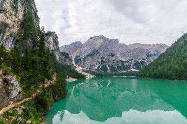 Braies Gölü manzarası ve onun yanında uzanan bir yol, arka planda Arayıcı veya Croda del Becco