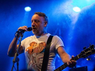 Bergamo, İtalya. 8 Nisan 2017. Peter Hook ve The Light performansı Druso Live 'da. Brambilla Simone Fotoğrafçılık Canlı Haberler