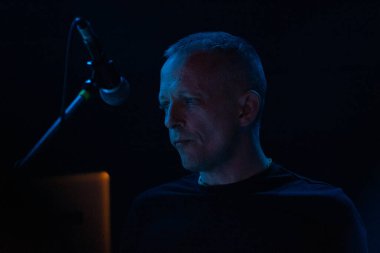 Bergamo, İtalya. 8 Nisan 2017. Peter Hook ve The Light performansı Druso Live 'da. Brambilla Simone Fotoğrafçılık Canlı Haberler