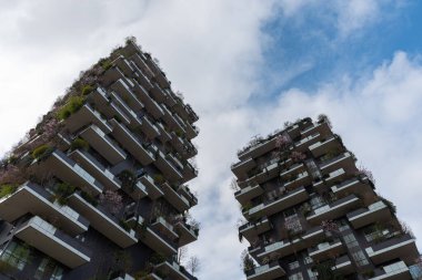 Teraslarında bahçeleri olan gökdelenleri olan şehir manzarası, şehirde dikey bahçe.