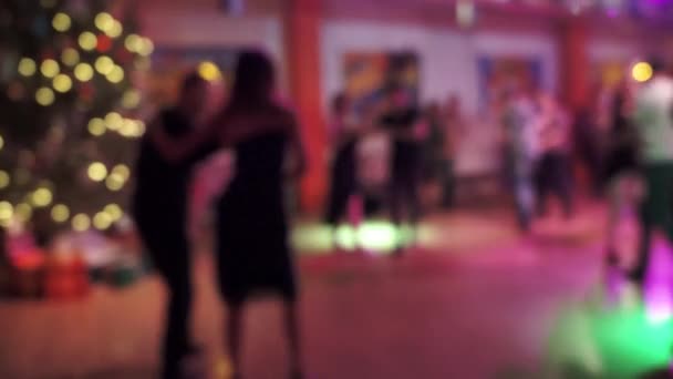 Salsa menari di klub tari latin, kabur — Stok Video