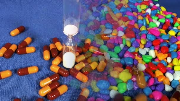 Χρωματιστές πέτρες και χάπια — Αρχείο Βίντεο