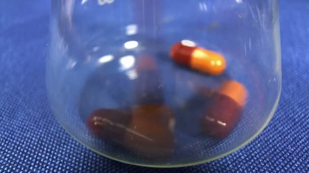 Színes kövek és tabletták — Stock videók