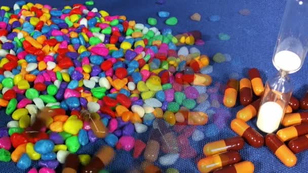Pietre colorate e pillole — Video Stock