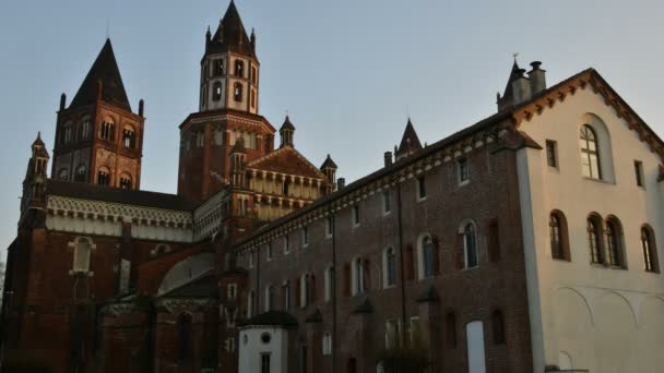 VERCELLI, ITALIA - FEBRERO 2017: Vista desde el claustro de la Basílica de SantAndrea, iglesia de un monasterio en la ciudad de Vercelli, región de Piamonte, noroeste de Italia . — Vídeos de Stock