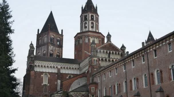 Vercelli, Itálie - únor 2017: Pohled z klášterní bazilika di Santandrea, kostel kláštera v městě Vercelli, Piemonte region, severo západní Itálie. — Stock video