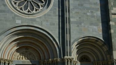 Vercelli, İtalya - Şubat 2017: Vercelli Piedmont, İtalya: cephe Santandrea Kilisesi'nin timelapse