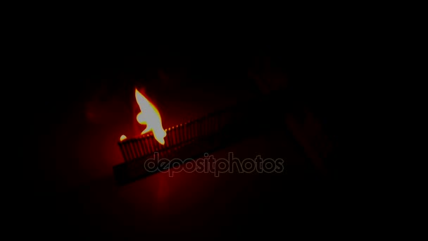 Bruciatura di fiammiferi, installazione — Video Stock