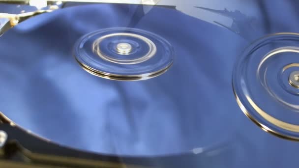 Macro shot du fonctionnement intérieur d'un disque dur de l'ordinateur . — Video