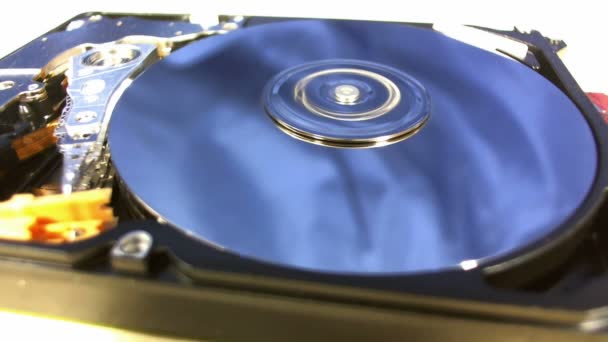 Macro shot del funzionamento interno di un disco rigido del computer . — Video Stock