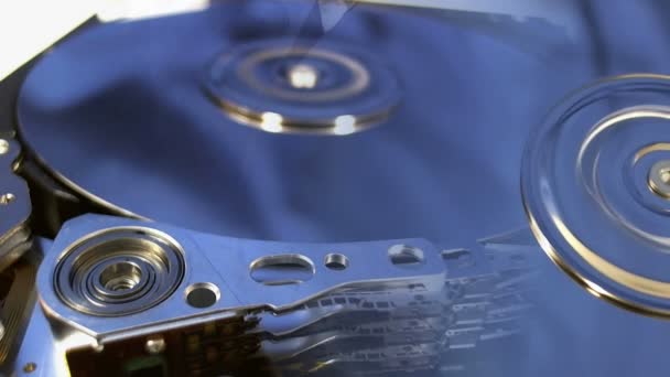 Macro shot del funzionamento interno di un disco rigido del computer . — Video Stock