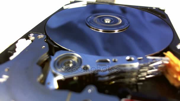 Macro shot del funzionamento interno di un disco rigido del computer . — Video Stock