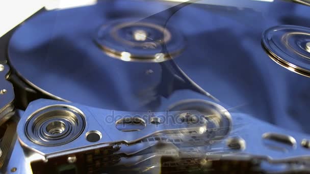 Macro shot du fonctionnement intérieur d'un disque dur de l'ordinateur . — Video