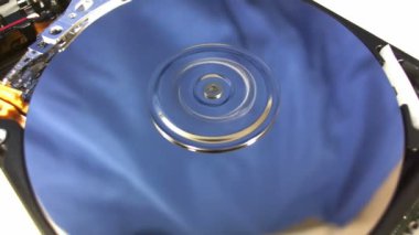 Makro çekim iç işleyişini bir bilgisayar sabit disk sürücüsü.