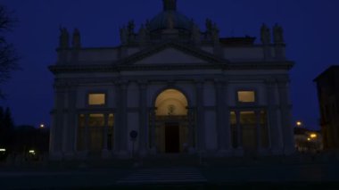 Vercellion eveening içinde birçok araba ile kare Katedrali