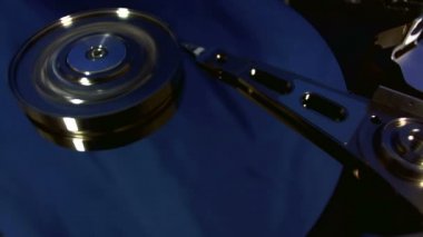 Sabit disk baş hareketleri makro görünümü.