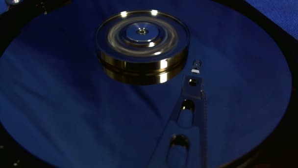 Sabit disk baş hareketleri makro görünümü. — Stok video