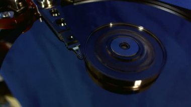 Sabit disk baş hareketleri makro görünümü.