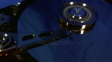 Sabit disk baş hareketleri makro görünümü.