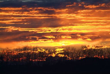 Ateşli turuncu günbatımı gökyüzü. Güzel gökyüzü.