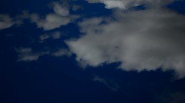 Cumulonimbus rüzgar ile mavi gökyüzünde hızlandırılmış