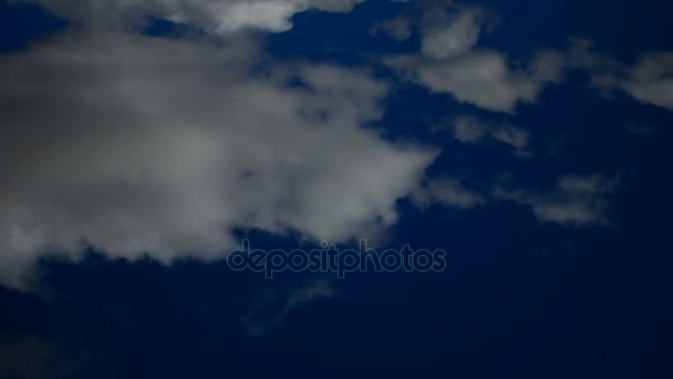 Cumulonimbus dans le ciel bleu avec le vent Time-Lapse — Video