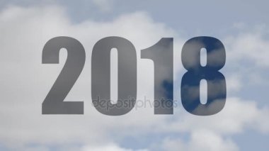 Cumulonimbus rüzgar ile mavi gökyüzünde hızlandırılmış