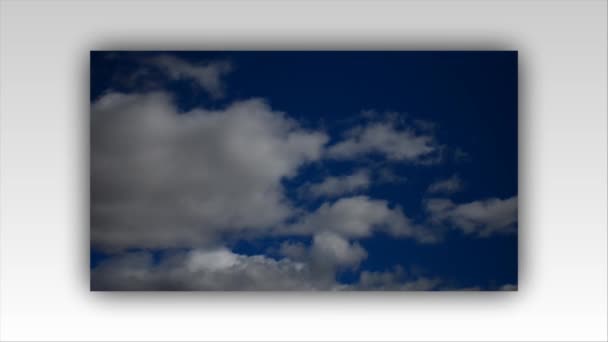 Кумулонімус у блакитному небі з вітром Час-Лапсе — стокове відео