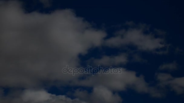 Cumulonimbus no céu azul com vento Time-Lapse — Vídeo de Stock