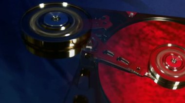 Sabit disk baş hareketleri makro görünümü.