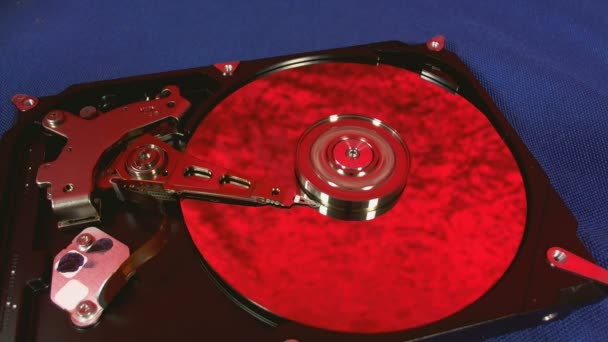 Makro zobrazení pohybů hlavy pevného disku. — Stock video