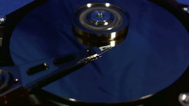 Sabit disk baş hareketleri makro görünümü.