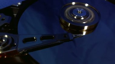 Sabit disk baş hareketleri makro görünümü.