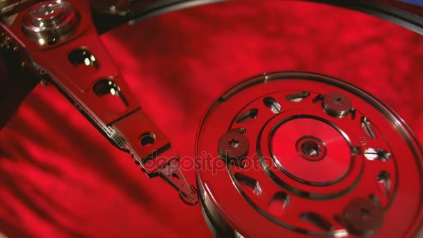 Makro zobrazení pohybů hlavy pevného disku. — Stock video