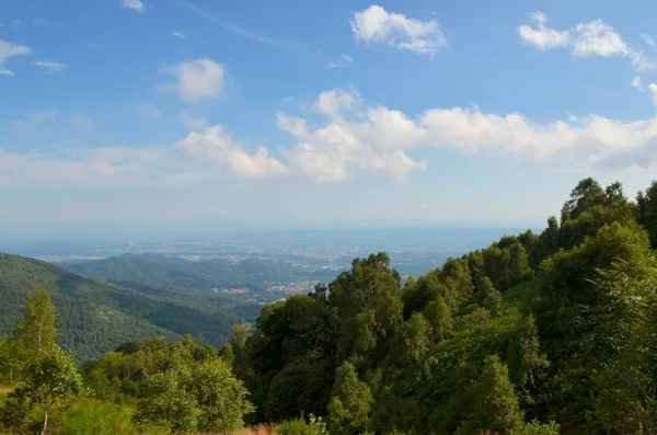 Bulutlar movi ile güneşli bir inanılmaz dağ manzaralı manzara