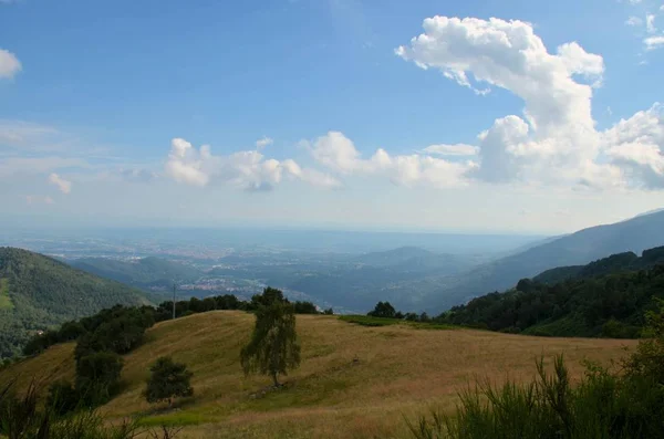 Bulutlar movi ile güneşli bir inanılmaz dağ manzaralı manzara