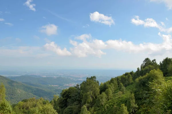 Bulutlar movi ile güneşli bir inanılmaz dağ manzaralı manzara